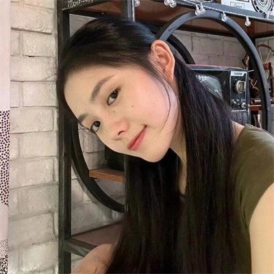落在她身边
